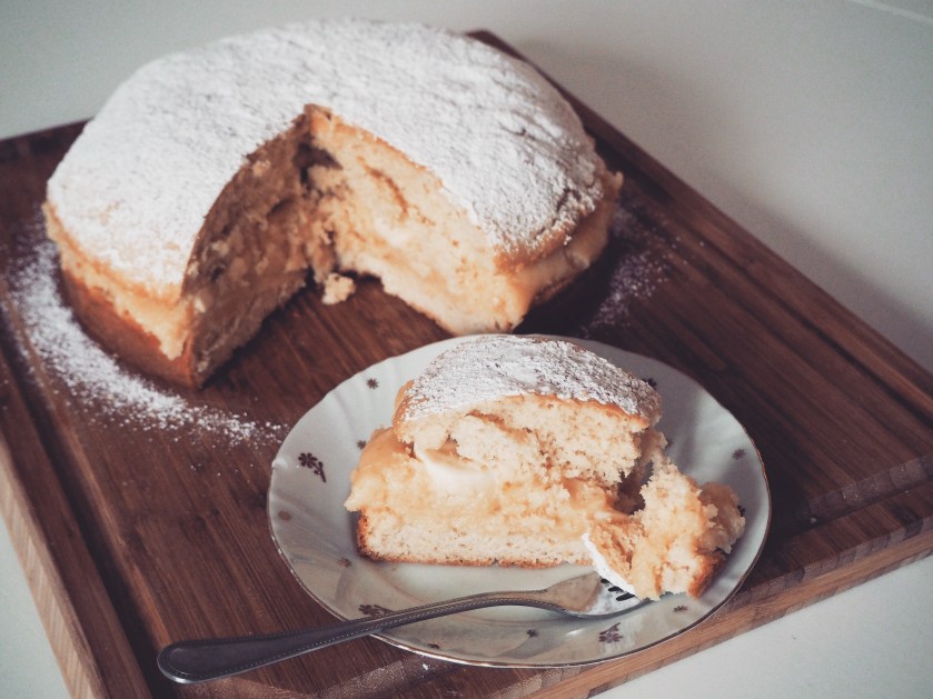 Cake with yeast dough
