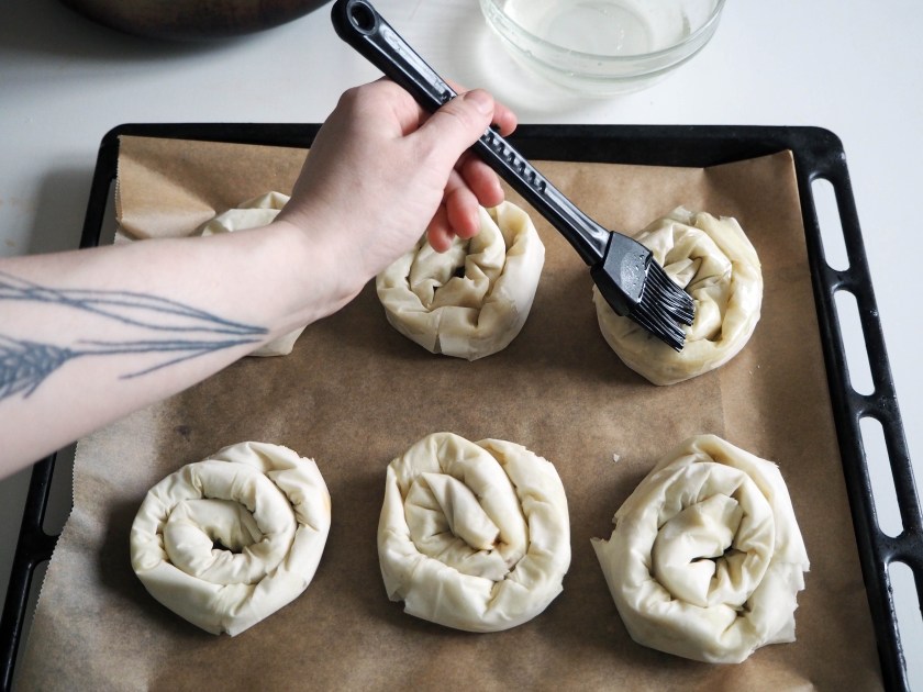 Phyllo rolls with spicy meat filling