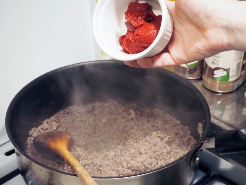 Phyllo rolls with spicy meat filling