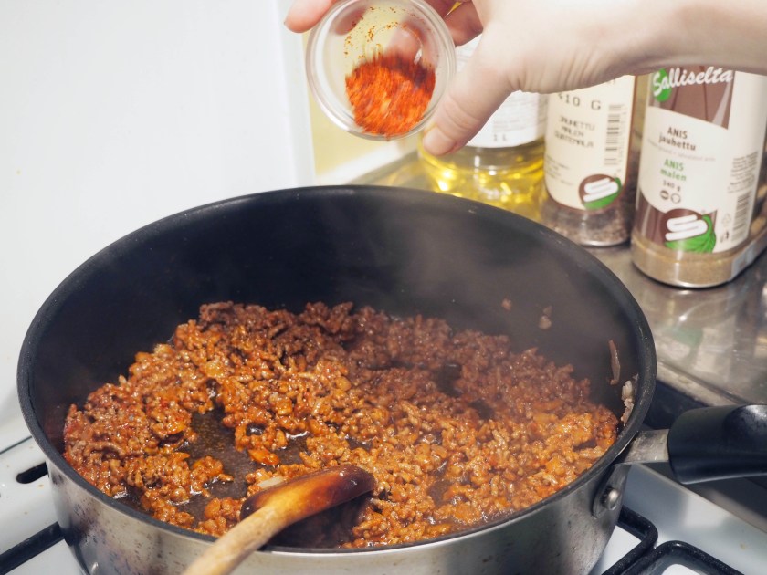 Phyllo rolls with spicy meat filling