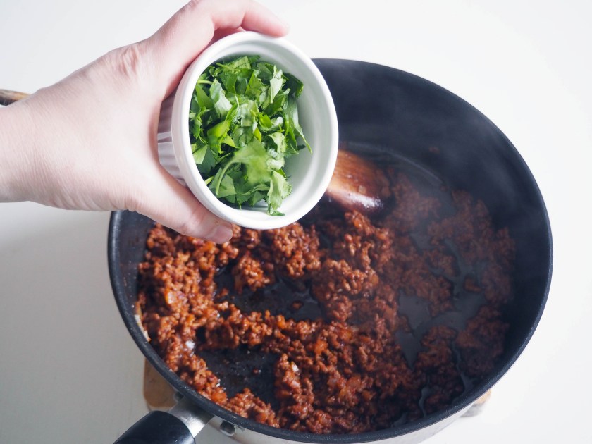 Phyllo rolls with spicy meat filling