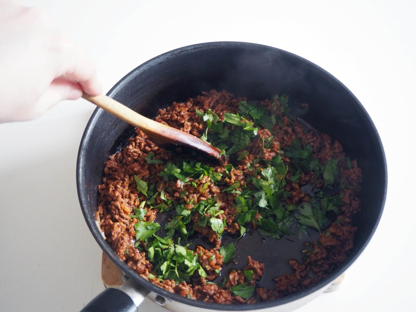 Phyllo rolls with spicy meat filling